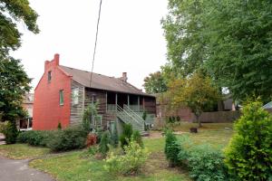 una vecchia casa con una casa rossa di Main Street Living! 2 Bedroom Unit right On Main! a St. Charles