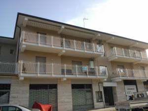 聖貝內代托德爾特龍托的住宿－Appartamento San Francesco 15，旁边带阳台的建筑