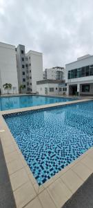 uma grande piscina no meio de um edifício em Casa Klebang @ Ipoh homestay em Chemor