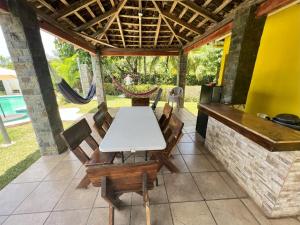 una mesa blanca y sillas en un patio en Las Veraneras Villa - Pet Friendly, en Acajutla
