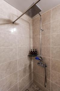 eine Dusche mit Duschkopf im Bad in der Unterkunft Cheonjiyeon Hotel in Seogwipo