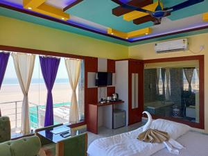 Postel nebo postele na pokoji v ubytování ST Apple Beach Resort Mandarmani