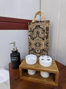 ein Badezimmer mit einem Waschbecken und einer Tasche in der Unterkunft Noho Mai in Nuku Hiva