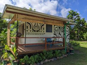 einen Pavillon mit einer Terrasse im Hof in der Unterkunft Noho Mai in Nuku Hiva