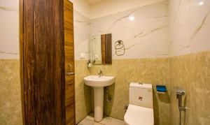 een badkamer met een toilet en een wastafel bij FabExpress Black Diamond in Zirakpur
