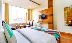 een hotelkamer met een bed en een raam bij FabExpress Black Diamond in Zirakpur