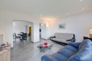 sala de estar con sofá azul y mesa en Ca' Runchett - Happy Rentals, en Pregassona