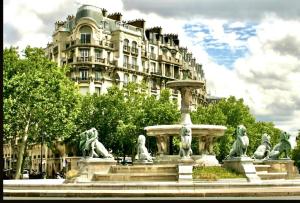een fontein voor een groot gebouw bij Paris naturellement in Parijs