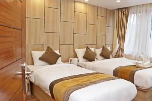 una camera d'albergo con due letti e una finestra di Hotel Airport Gurkha a Kathmandu