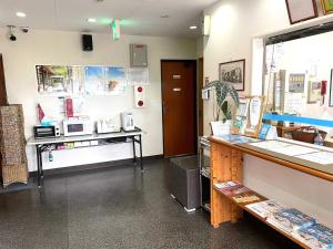 ein Lagerraum mit Theke und Thekenplatte in der Unterkunft Southern Village Okinawa - Vacation STAY 09967v in Kishaba