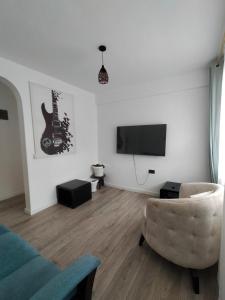 Bungoma的住宿－Wellstaycation，带沙发和平面电视的客厅