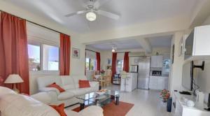 Kuchyň nebo kuchyňský kout v ubytování Thaliana House 2 Bedroom near Ayia Napa