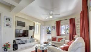 TV a/nebo společenská místnost v ubytování Thaliana House 2 Bedroom near Ayia Napa