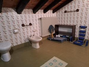 a toy bathroom with a toilet and a sink at A casa di Gio' in Laggio