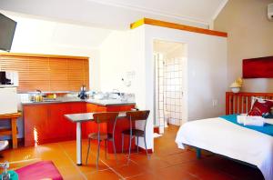 Giường trong phòng chung tại De Werf Lodge +63 ảnh