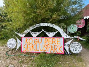 Majutusasutuses Suurekivi külalistemaja olev sertifikaat, autasu, silt või muu dokument