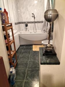 ein Badezimmer mit einem WC und einer Badewanne in der Unterkunft Nevina centro camera privata in appartamento in Parma