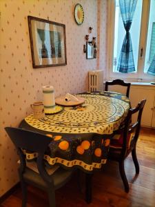 einen Esstisch mit einem Tischtuch drauf in der Unterkunft Nevina centro camera privata in appartamento in Parma