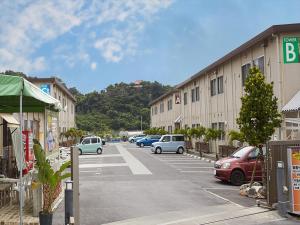 eine Straße mit Autos auf einem Parkplatz in der Unterkunft Southern Village Okinawa - Vacation STAY 09978v in Kishaba