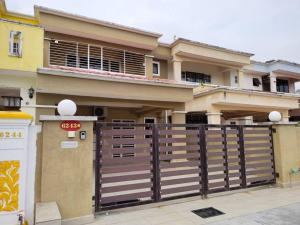 une maison avec une porte devant elle dans l'établissement 6243 Sbn Jaya # U Homestay, à Seremban