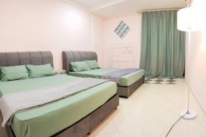 - une chambre avec 2 lits et une lampe dans l'établissement 6243 Sbn Jaya # U Homestay, à Seremban