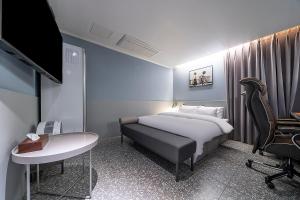 En eller flere senge i et værelse på Brown Dot Hotel Osan