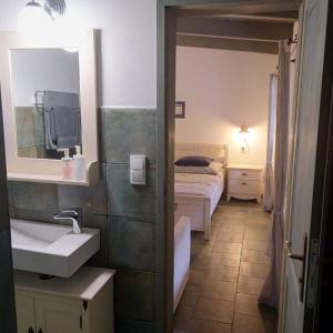 baño con lavabo y 1 cama en una habitación en Penzion U vinaře, en Velké Bílovice
