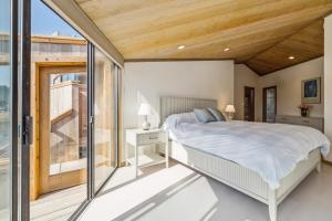 - une chambre avec un lit et une grande fenêtre dans l'établissement Mar Vista, à Bodega Bay