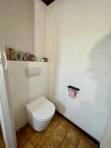 Un baño con un inodoro blanco en una habitación. en Grand Studio aux pieds des pistes sans vis à vis, en Les Gets