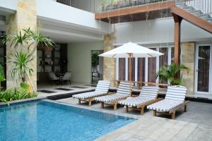 Bazén v ubytování Crystalkuta Hotel - Bali nebo v jeho okolí