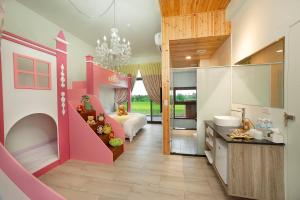 Η κουζίνα ή μικρή κουζίνα στο Pink Castle House +28 φωτογραφίες