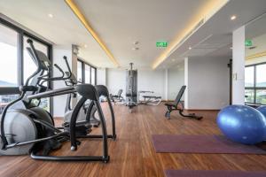 Fitness centrum a/nebo fitness zařízení v ubytování Tour De Phuket Hotel - SHA Plus
