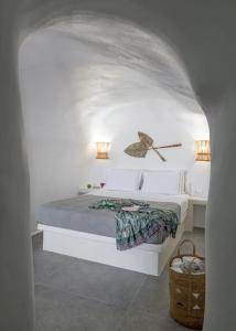 Habitación blanca con cama y cesta en Esperanza Boathouse, en Mandrakia