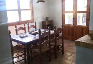 - une salle à manger avec une table et des chaises en bois dans l'établissement La Casa Amarilla, à Totana