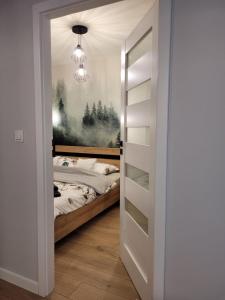 sypialnia z łóżkiem i obrazem na ścianie w obiekcie Fresh Apartment Great Location w mieście Białystok