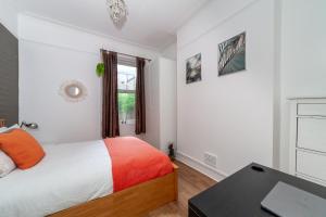 Posteľ alebo postele v izbe v ubytovaní The Orange Garden 2 bed Serviced Apartment near Notting Hill Portobello Market