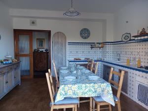 comedor con mesa y sillas en la cocina en B&B Via Dei Templi, en Agrigento