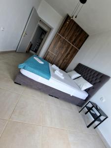 een slaapkamer met een groot bed in een kamer bij Skopelos House Nikols in Loutrákion