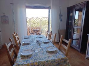 mesa de comedor con mantel azul y amarillo en B&B Via Dei Templi, en Agrigento