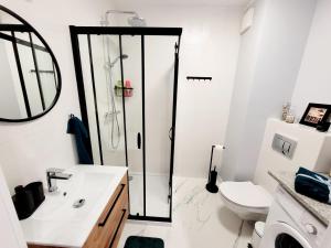 W łazience znajduje się prysznic, umywalka i toaleta. w obiekcie Fresh Apartment Great Location w mieście Białystok