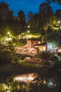 ein Dorf in der Nacht mit Lichtern auf einem Hügel in der Unterkunft Porto di Clanezzo in Clanezzo