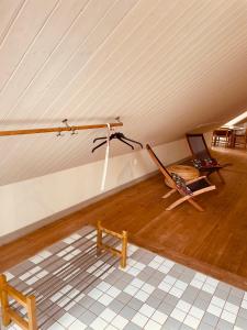 een kamer met 2 schommelstoelen op een zolder bij Skogslund, Skåne in Veberöd