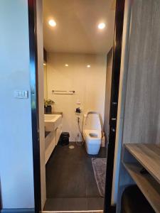 Un baño de 6th Avenue Surin by Win217