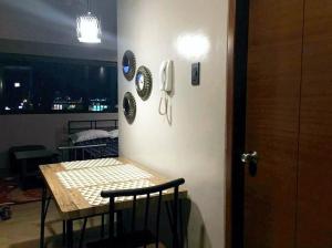 uma cozinha com uma mesa e um frigorífico com placas em Monte Carlo Residenze em Manilla