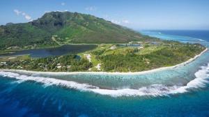 uma vista aérea de uma ilha no oceano em Moorea Temae Villa walking dist beach and golf em Moorea
