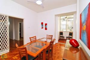 comedor con mesa de cristal y sillas en Apartamento econômico e espaçoso para 6 pessoas, en Río de Janeiro