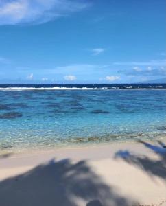 モーレア島にあるMoorea Temae Villa walking dist beach and golfの海の景色を望むビーチから見渡せる客室です。