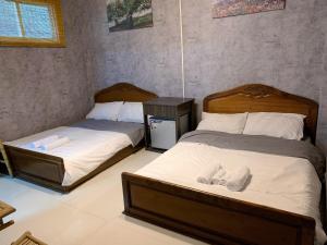 2 łóżka w pokoju z 2 łóżkami w obiekcie Nhà Quê Homestay w mieście Nha Trang