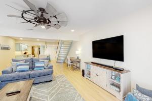 ein Wohnzimmer mit einem Sofa und einem Flachbild-TV in der Unterkunft Sailmaster Commons, Unit 16 in Hilton Head Island