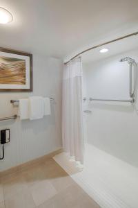 W łazience znajduje się prysznic z zasłoną prysznicową. w obiekcie Courtyard by Marriott Columbus West/Hilliard w mieście Columbus